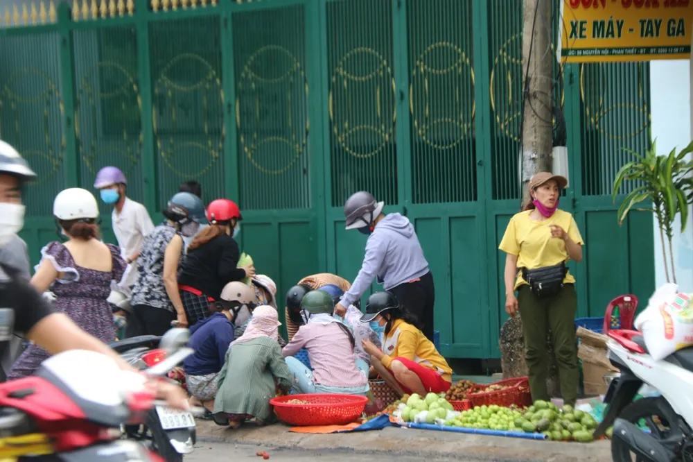 Người dân TP Phan Thiết đổ xô mua sắm trước giờ thực hiện giãn cách xã hội theo Chỉ thị 16 ảnh 3