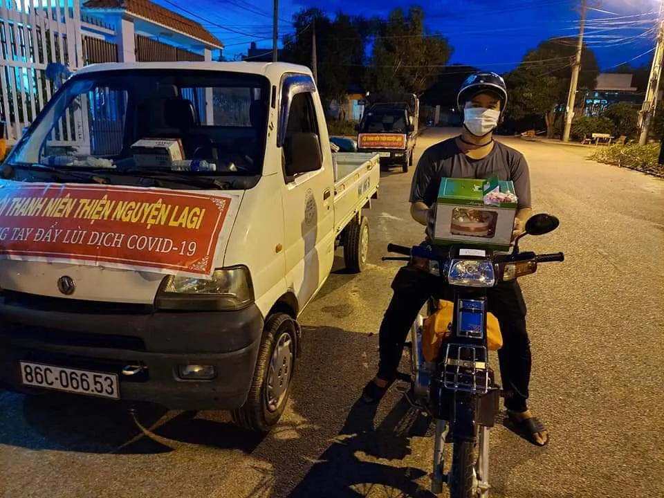 Con rể 71 tuổi dùng bắp cải làm bánh sinh nhật tặng mẹ vợ 101 tuổi trong khu cách ly ảnh 2