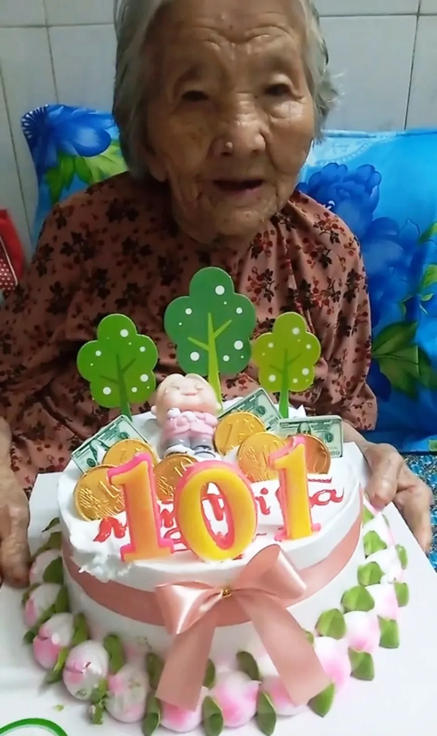 Con rể 71 tuổi dùng bắp cải làm bánh sinh nhật tặng mẹ vợ 101 tuổi trong khu cách ly ảnh 3