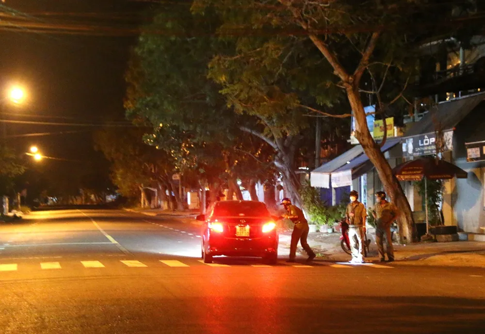 Trắng đêm tuần tra, trực chốt không để người dân ra đường ảnh 3