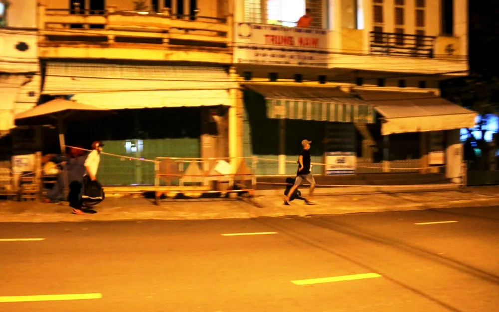 Trắng đêm tuần tra, trực chốt không để người dân ra đường ảnh 6