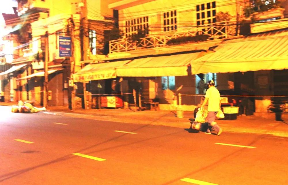 Trắng đêm tuần tra, trực chốt không để người dân ra đường ảnh 11