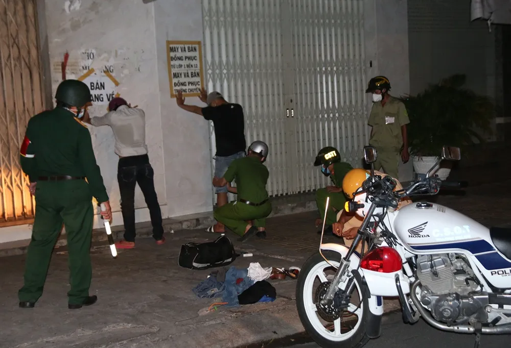 Trắng đêm tuần tra, trực chốt không để người dân ra đường ảnh 7