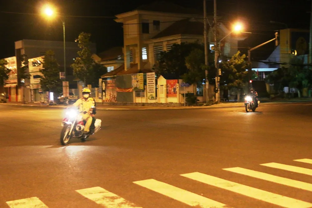 Trắng đêm tuần tra, trực chốt không để người dân ra đường ảnh 1