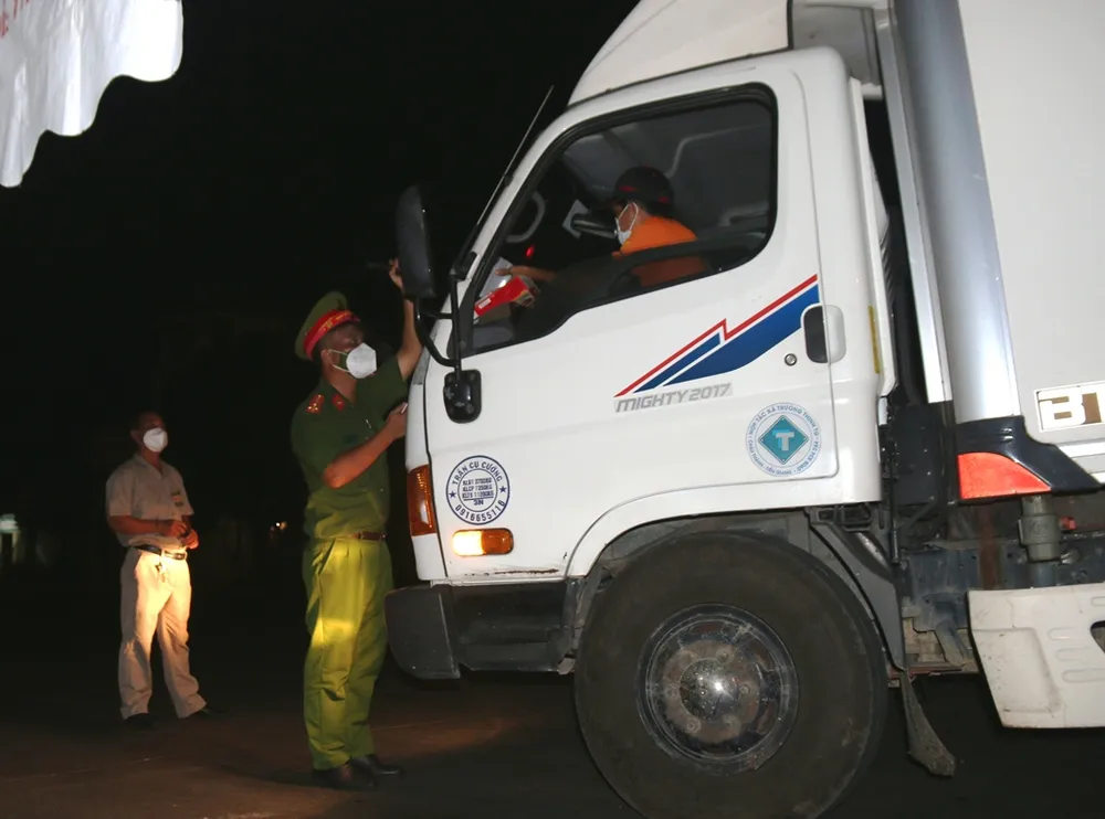 Trắng đêm tuần tra, trực chốt không để người dân ra đường ảnh 4