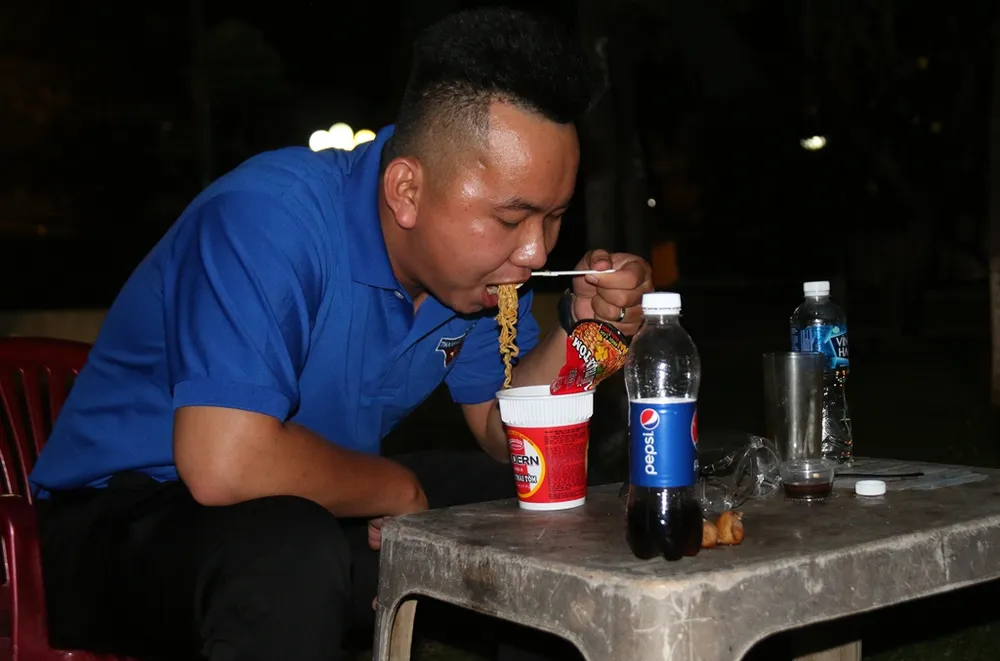 Trắng đêm tuần tra, trực chốt không để người dân ra đường ảnh 9