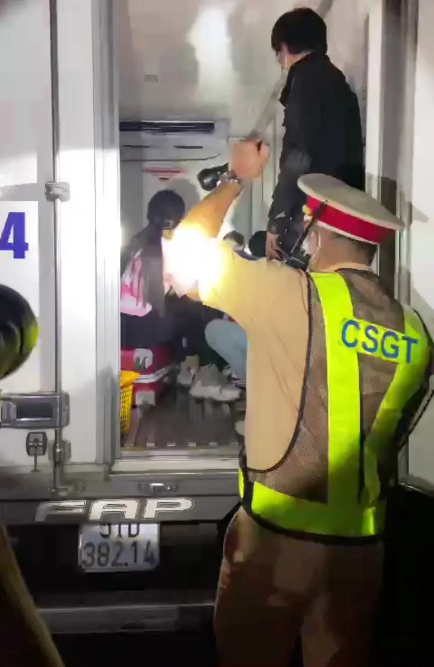 Nhồi nhét 15 người trong xe đông lạnh để vượt chốt kiểm dịch ảnh 1