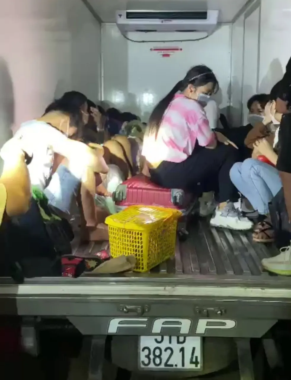 Hỗ trợ đưa 15 người vượt chốt kiểm dịch trong xe đông lạnh về quê ảnh 3