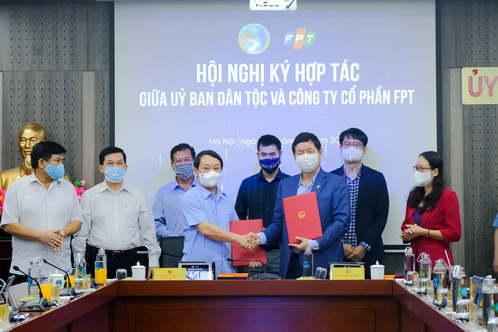 Ủy ban Dân tộc ký thỏa thuận hợp tác cùng Tập đoàn FPT về chuyển đổi số ảnh 1