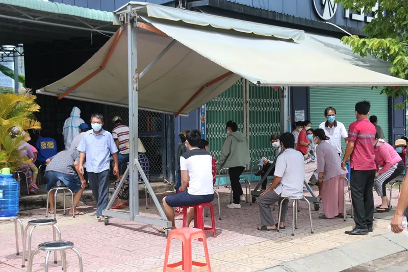Ca mắc Covid-19 tăng vọt, TP Phan Thiết chuyển từ “vùng vàng” sang “vùng cam“ ảnh 1