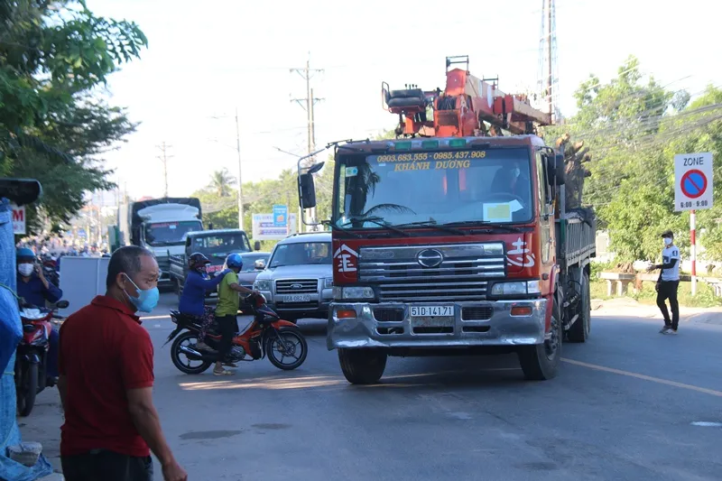 Ùn tắc nghiêm trọng tại chốt kiểm soát “vùng đỏ” trên quốc lộ 28 qua tỉnh Bình Thuận ảnh 2