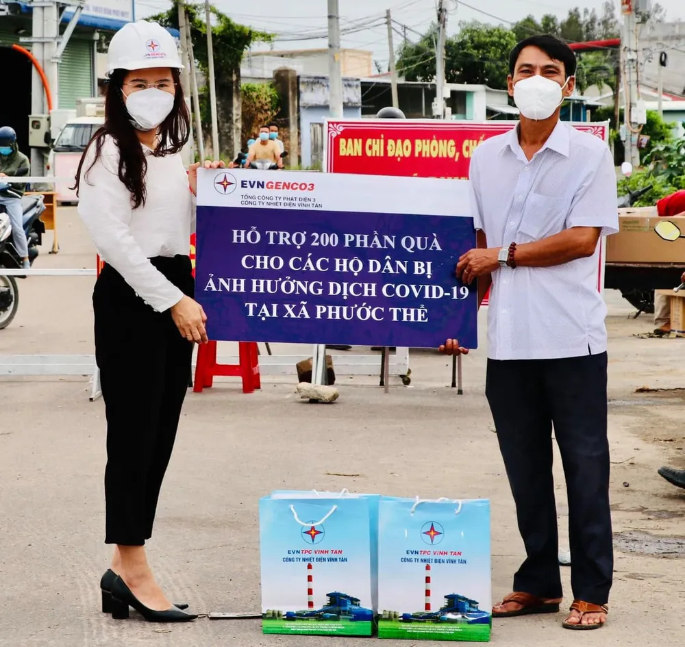 Công ty Nhiệt điện Vĩnh Tân hỗ trợ hàng trăm phần quà cho các hộ dân “vùng đỏ” huyện Tuy Phong ảnh 1