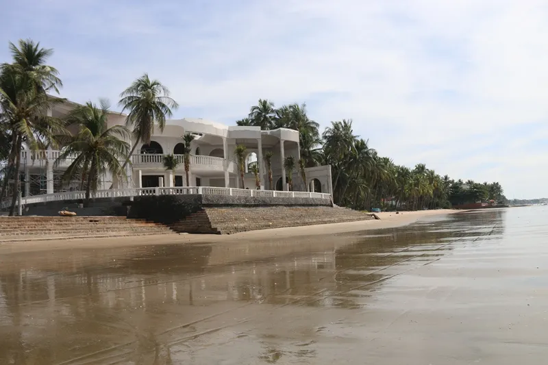 Ngang nhiên lấn biển xây nhà hàng “khủng” trái phép  ảnh 3