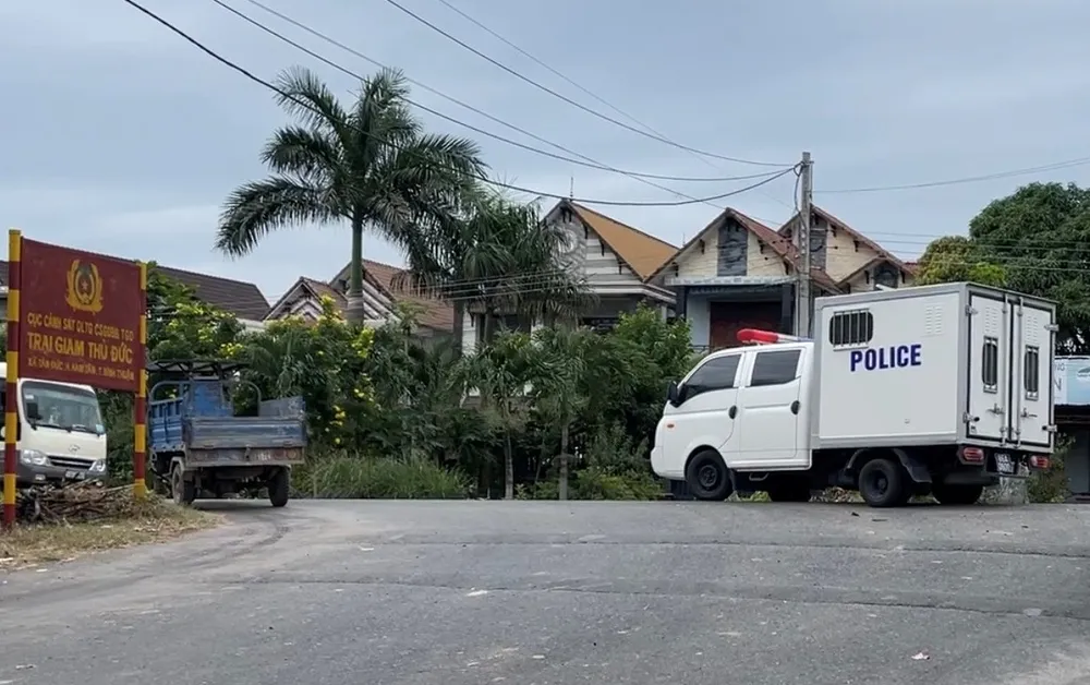 Đoàn xe của Viện KSND tối cao rời khỏi Trại giam Z30D vào chiều 13-12. Ảnh: P. D.