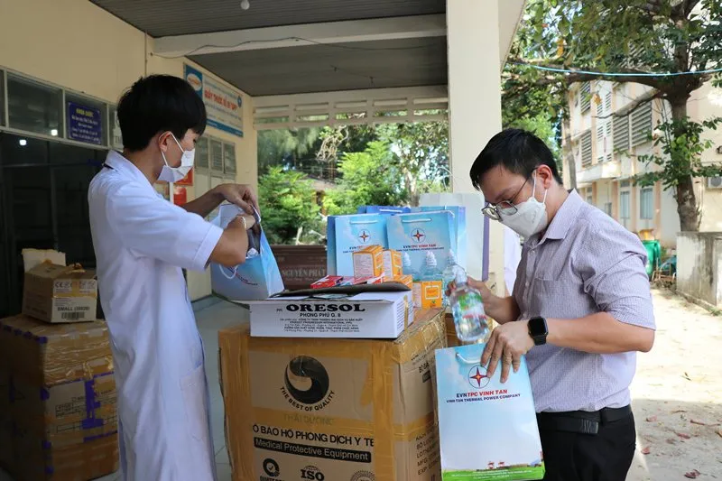 Tổng Công ty Phát điện 3 và Công ty Nhiệt điện Vĩnh Tân trao tặng 1.700 túi thuốc đến các F0 tại tỉnh Bình Thuận ảnh 3