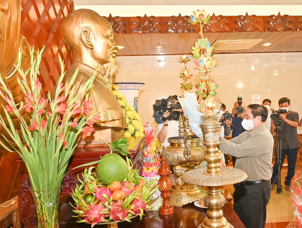 Thủ tướng dâng hương tưởng niệm Chủ tịch Hồ Chí Minh tại Bình Thuận ảnh 2