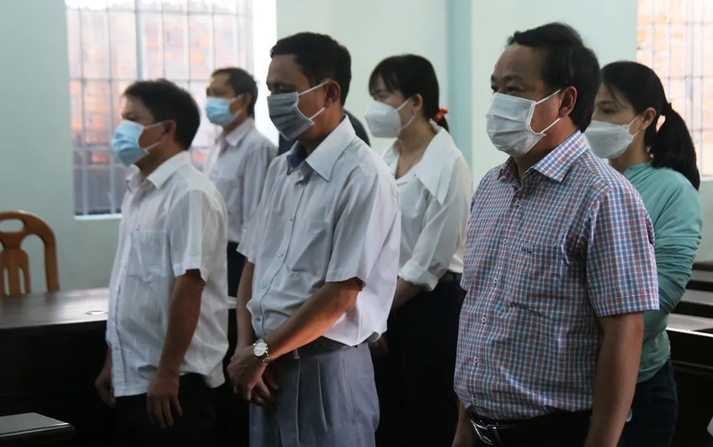 Xét xử nhiều cựu lãnh đạo, nhân viên Văn phòng Đăng ký đất đai và Chi cục Thuế TP Phan Thiết ảnh 3
