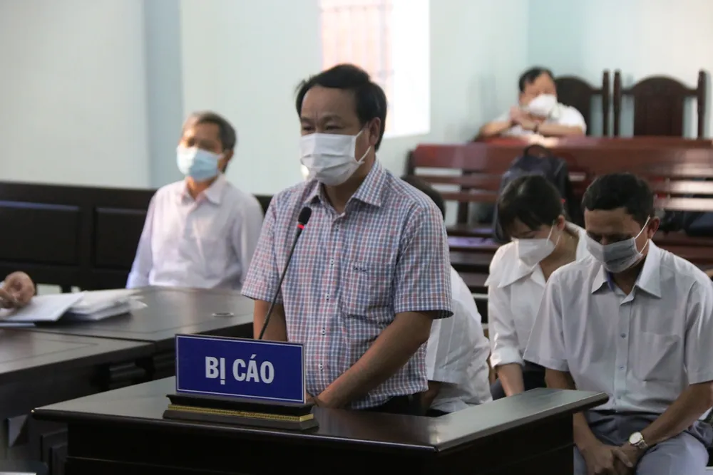 Xét xử nhiều cựu lãnh đạo, nhân viên Văn phòng Đăng ký đất đai và Chi cục Thuế TP Phan Thiết ảnh 2