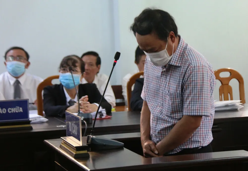 10 cựu cán bộ, nhân viên Văn phòng Đăng ký đất đai và Chi cục Thuế TP Phan Thiết lãnh án ảnh 2