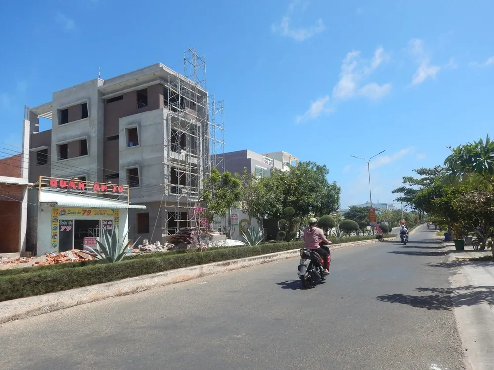 Hàng quán tại huyện đảo Phú Quý chỉ bán mang đi ảnh 1