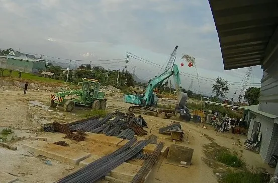 Khởi tố đối tượng dùng xe máy múc đập nát 2 xe ô tô ảnh 1