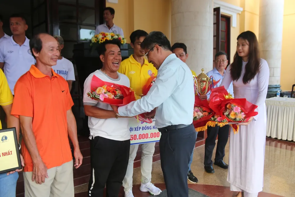  Lễ đón đội tuyển bóng đá Bình Thuận thăng hạng sau gần 30 năm chờ đợi ảnh 5