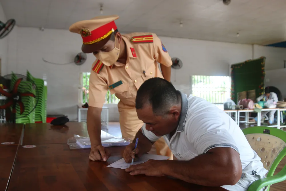 CSGT Bình Thuận tuyên truyền chủ quán nhậu cam kết nhắc nhở khách hàng “Đã uống rượu bia - Không lái xe" ảnh 2
