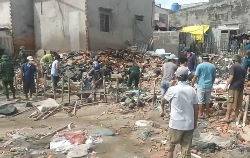 Bình Thuận: Sóng lớn gây sạt lở bờ biển nghiêm trọng, nhiều tài sản bị cuốn trôi ảnh 2