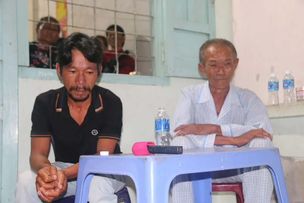 Xóm biển trào nước mắt đón ngư dân thoát chết kỳ diệu trở về ảnh 6