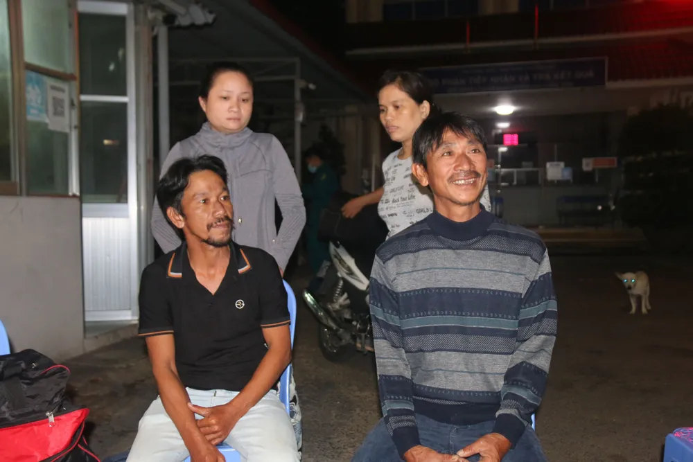 Xóm biển trào nước mắt đón ngư dân thoát chết kỳ diệu trở về ảnh 1