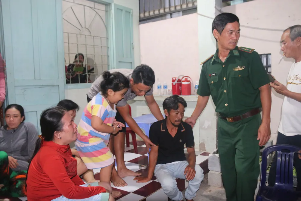 Xóm biển trào nước mắt đón ngư dân thoát chết kỳ diệu trở về ảnh 3