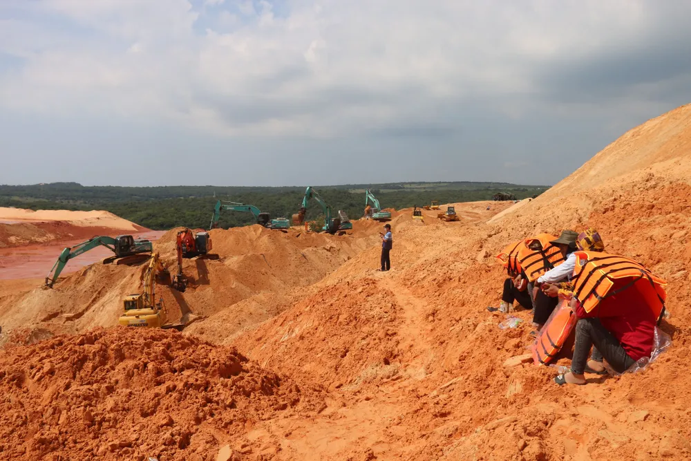 Hiện trường vụ sập bãi thải khai thác titan vùi lấp 4 người ảnh 6