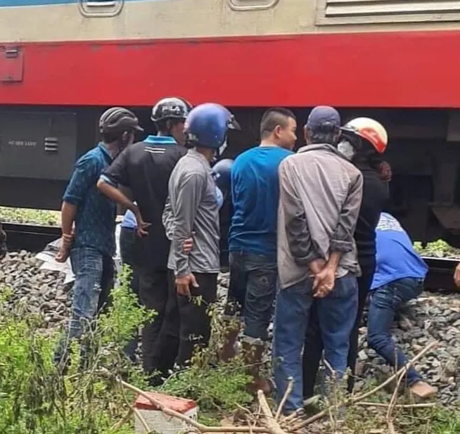Đi bộ trong khu vực giới hạn đường sắt, bị tàu hỏa tông tử vong ảnh 1