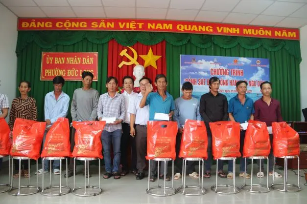 Phan Thiết tổ chức Chương trình Cảnh sát biển đồng hành với ngư dân ảnh 2