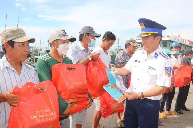 Phan Thiết tổ chức Chương trình Cảnh sát biển đồng hành với ngư dân ảnh 1