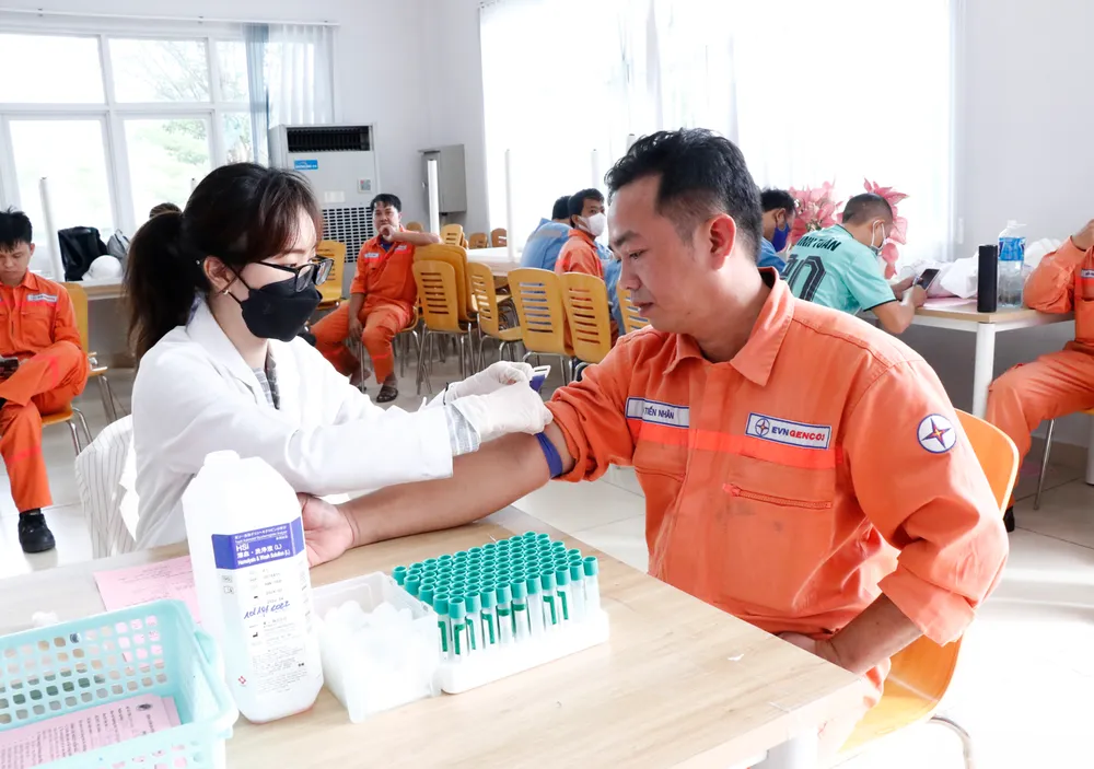 Cán bộ, người lao động Công ty Nhiệt điện Vĩnh Tân tham gia hiến máu  ảnh 2