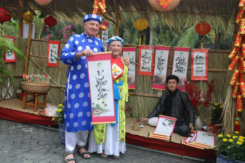 Khách quốc tế xin chữ thư pháp