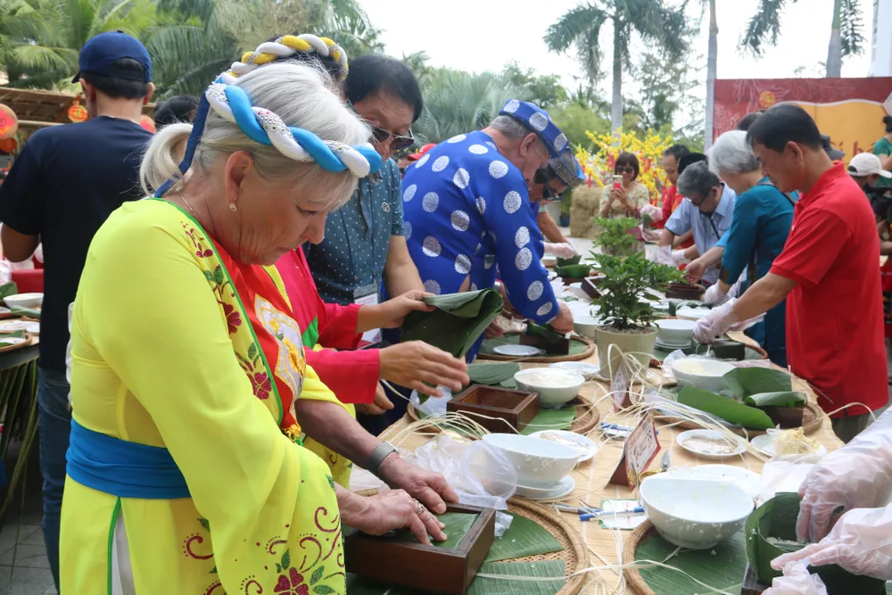 Hàng trăm du khách quốc tế tham gia thử sức gói bánh chưng
