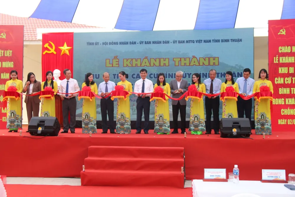 Các đại biểu cắt băng khánh thành khu di tích