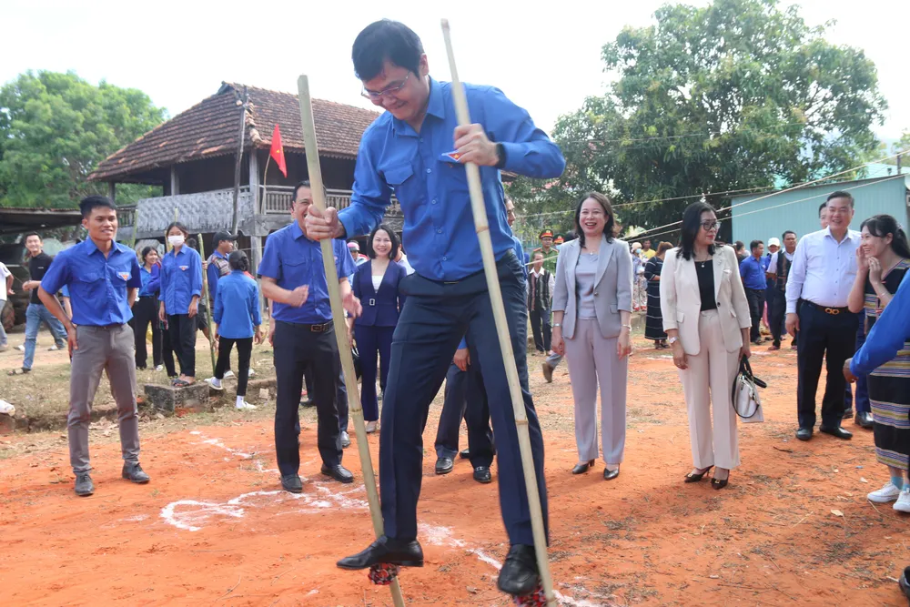 Quyền Chủ tịch nước Võ Thị Ánh Xuân tham dự các hoạt động trong Ngày hội Thanh niên các dân tộc tại tỉnh Bình Thuận.