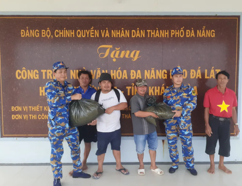 Lãnh đạo, chỉ huy đảo Đá Lát tặng quà cho các ngư dân bị cạn lương thực do thời tiết xấu