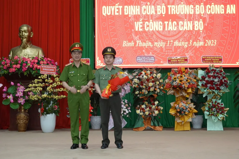 Đại tá Trần Văn Toản (bên phải), Giám đốc Công an tỉnh Bình Thuận đến nhận công tác và giữ chức vụ Phó chánh Văn phòng Cơ quan Cảnh sát điều tra Bộ Công an Đại tá Trần Văn Toản (bên phải), Giám đốc Công an tỉnh Bình Thuận đến nhận công tác và giữ chức vụ Phó chánh Văn phòng Cơ quan Cảnh sát điều tra Bộ Công an