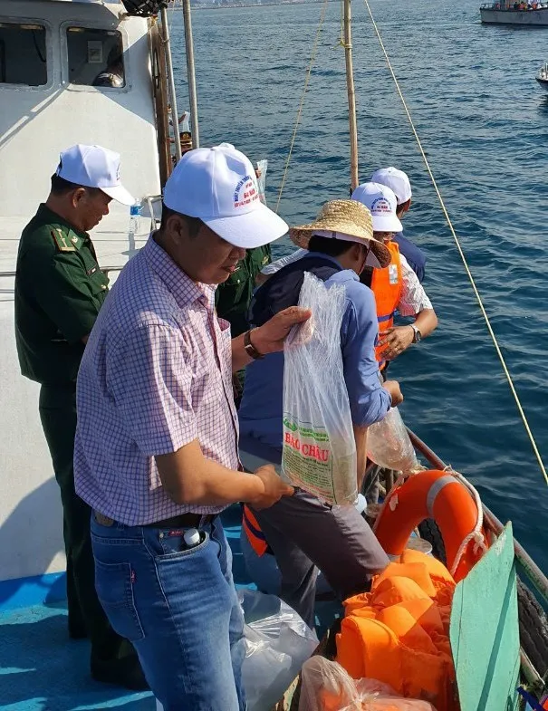 Một triệu con tôm sú giống cùng hàng ngàn cá giống các loại được thả tại Khu bảo tồn biển Hòn Cau