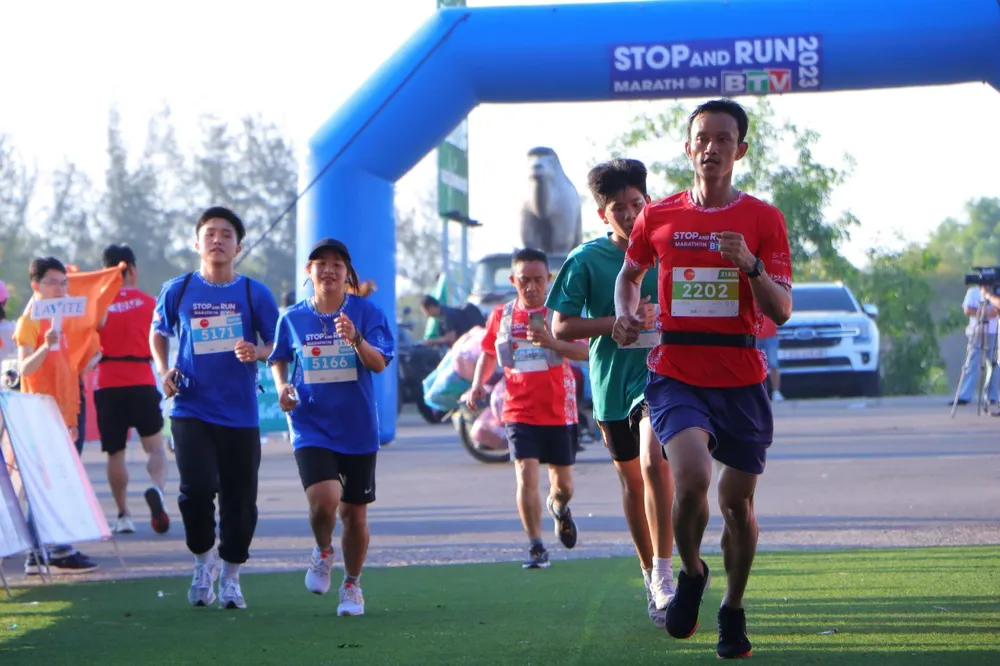 Gần 2.000 vận động viên tham gia giải Stop And Run Marathon Bình Thuận BTV 2023