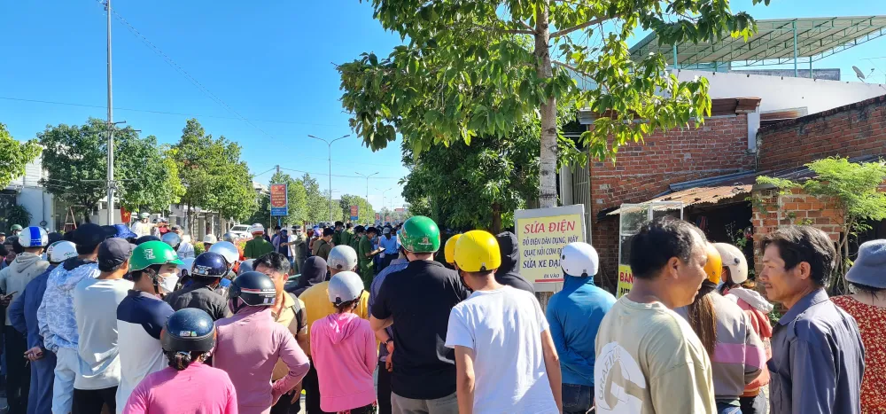 Rất đông người dân hiếu kỳ tới hiện trường theo dõi sự việc (Ảnh: Đ.K.) Rất đông người dân hiếu kỳ tới hiện trường theo dõi sự việc (Ảnh: Đ.K.)