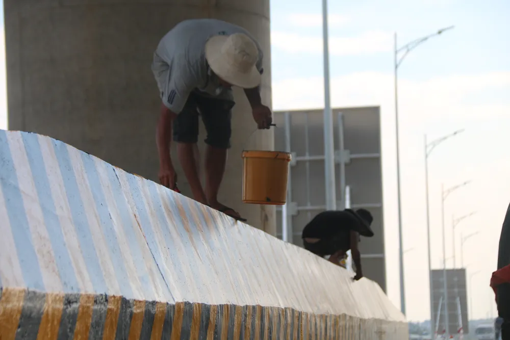 Hoàn tất việc sơn kẻ vạch