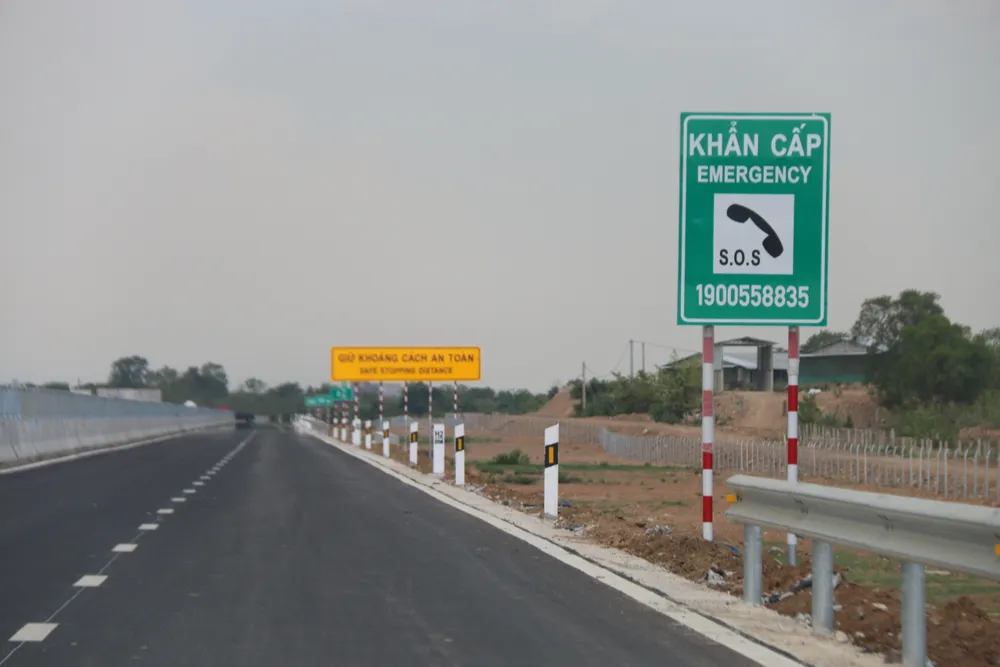 Bảng ghi số điện thoại khẩn cấp đã lắp đặt xong