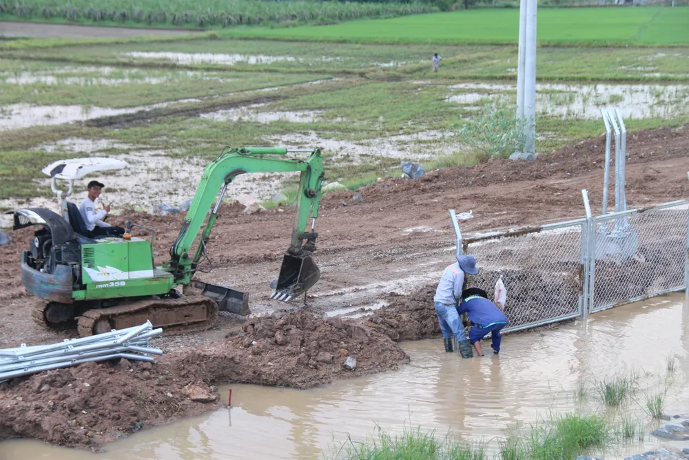 Lắp đặt hàng rào bảo vệ cao tốc