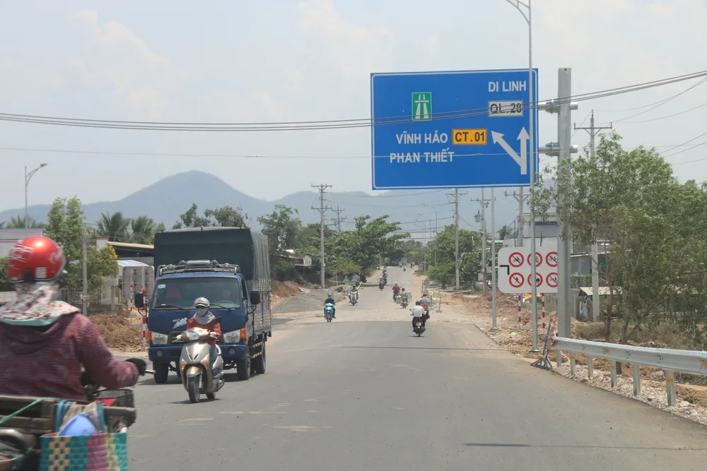 Bảng chỉ dẫn nhập làn vào cao tốc Vĩnh Hảo - Phan Thiết tại nút giao Ma Lâm với Quốc lộ 28 qua tỉnh Bình Thuận Bảng chỉ dẫn nhập làn vào cao tốc Vĩnh Hảo - Phan Thiết tại nút giao Ma Lâm với Quốc lộ 28 qua tỉnh Bình Thuận