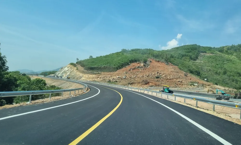 Đường cao tốc Cam Lâm - Nha Trang khá thông thoáng trong ngày đầu thông xe Đường cao tốc Cam Lâm - Nha Trang khá thông thoáng trong ngày đầu thông xe